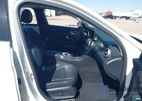 2016 Mercedes-Benz C 300 4Matic z USA, uszkodzony, nr VIN 55SWF4KB9GU146647